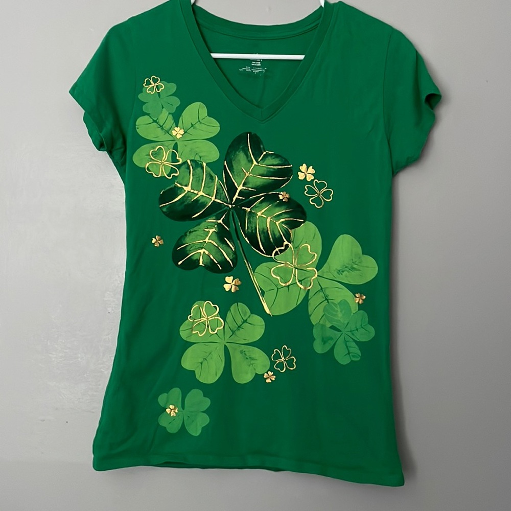 St Patrick Day shirt! T-shirt green. great condition. Small 4 leaf clovers!!